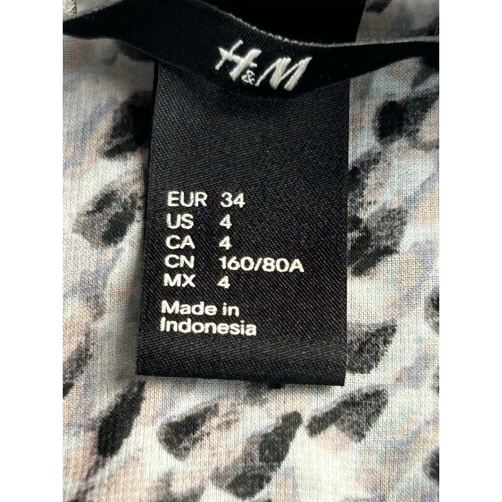 H&M Women's Sleeveless Button Front Blouse Gray Black Abstract Print Size 4 - Picture 3 of 6